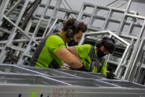 Operarios armando un panel de Steel Framing en la planta de SICLA