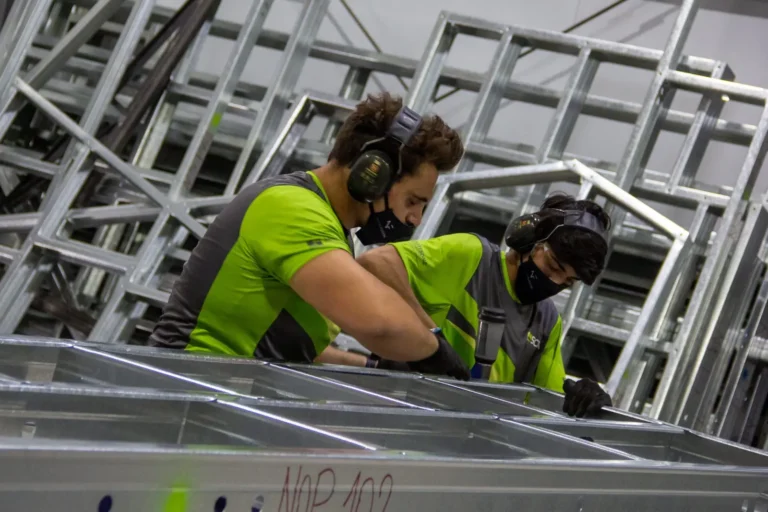 Operarios armando un panel de Steel Framing en la planta de SICLA